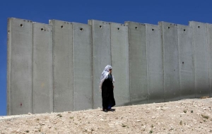 Kontroverzní bariéra ohraničuje palestinský západní břeh Jordánu.